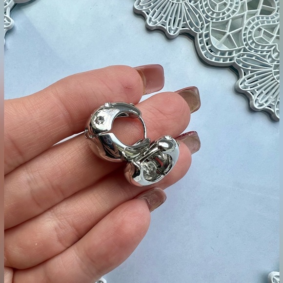 Elegant small hoop earrings with sparking stars - Picture 4 of 10